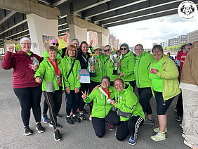 Teambild mit Pokalen
