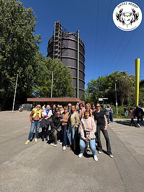 Unser Team vor den Gasometer